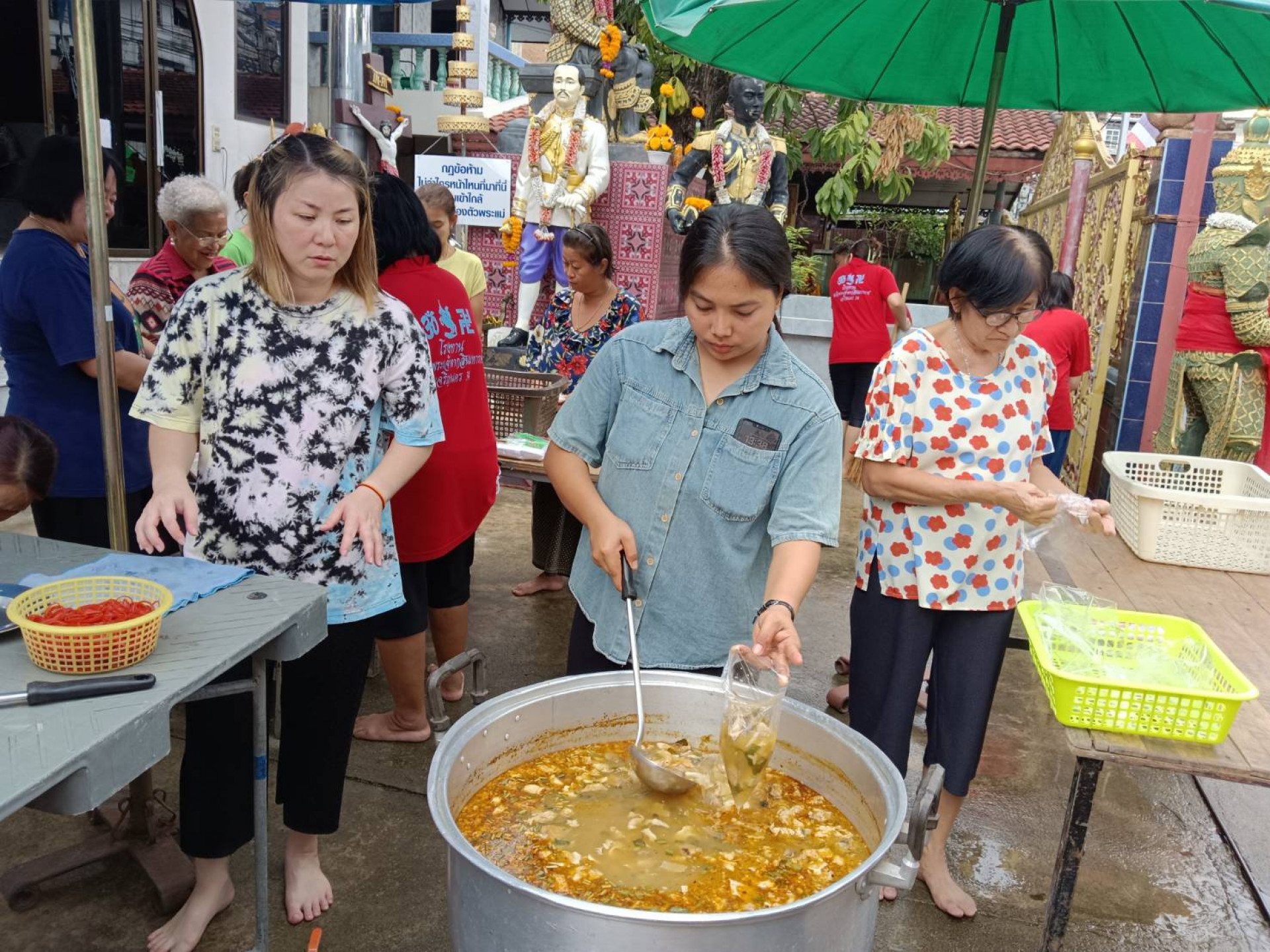 วันที่ 13 ตุลาคม 2567 โรงทานสมเด็จพระเจ้าตากสินมหาราช ร่วมกับมูลนิธิไทรสังวาล แจกอาหารให้กับประชาชน ณ โรงทานสมเด็จพระเจ้าตากสินมหาราช ซอยเจริญนคร 34